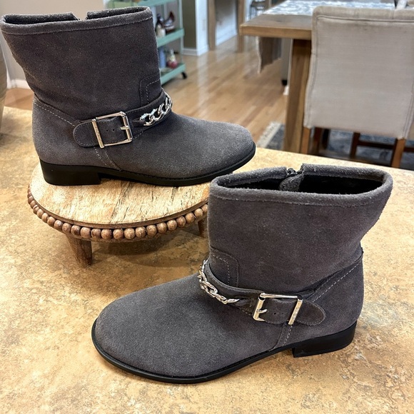 Vionic Gray Suede Crescent Chain, Buckle Orthotic Boots - Picture 1 of 11
